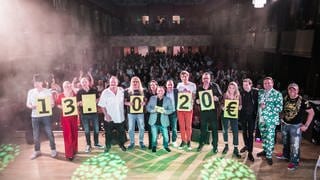 "Bad Kreuznach lacht"-Comediens zeigen Spendensumme für Herzenssache
