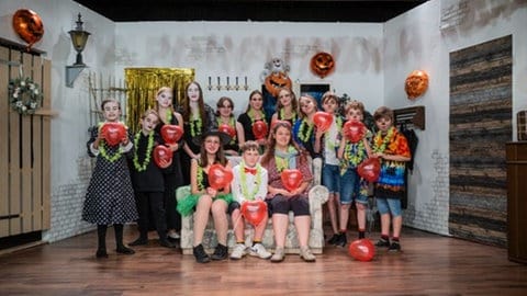 Jugendliche der Theatergruppe frogs on stage mit Herzluftballons