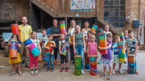 Kinder mit selbstgebastelten Trommeln