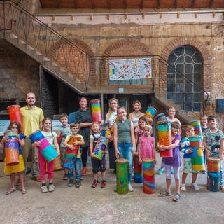 Kinder mit selbstgebastelten Trommeln