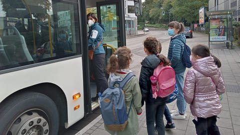 Herzenssache-Projekt KINDgeRECHT Saarbrücken Kinder steigen in einen öffentlichen Bus ein.