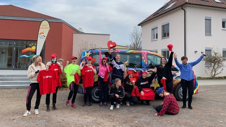 Mädchentanzgruppe vor dem Herzenssache-Bus