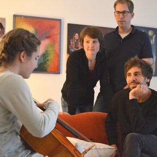 Herzenssache-Botschafter Max Giesinger zu Besuch bei der Familie von Anna und Marie. 